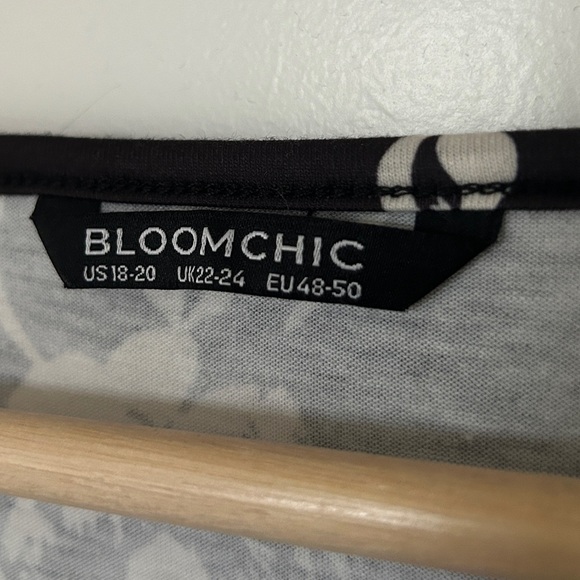 BLOOMCHIC Floral Print V Neck Ruffle Ruched T-shirt - Picture 7 of 11